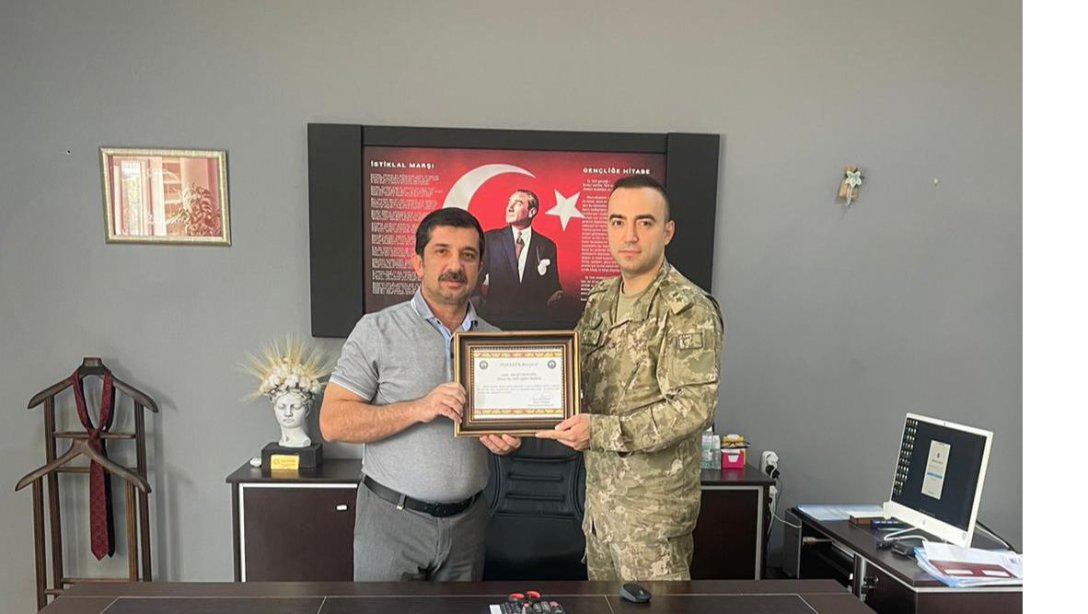 Hassa Garnizon Komutanı Sayın Piyade Üsteğmen Ömer YILDIRIM tarafından İlçe Milli Eğitim Müdürümüz Sayın Sait BAYRAKTAR'a teşekkür ziyareti.