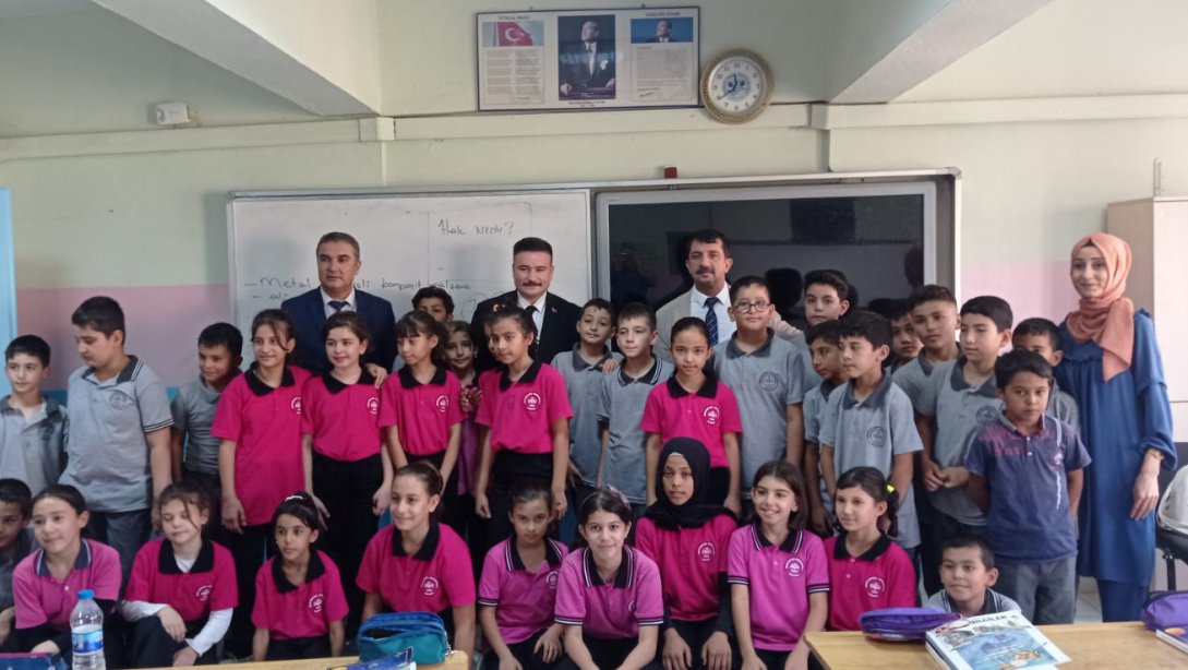 Kaymakamımız Sayın Osman ACAR, İlçe Milli Eğitim Müdürümüz Sait BAYRAKTAR ile birlikte İlçemiz Dervişpaşa Ortaokulunu ziyaret etti...