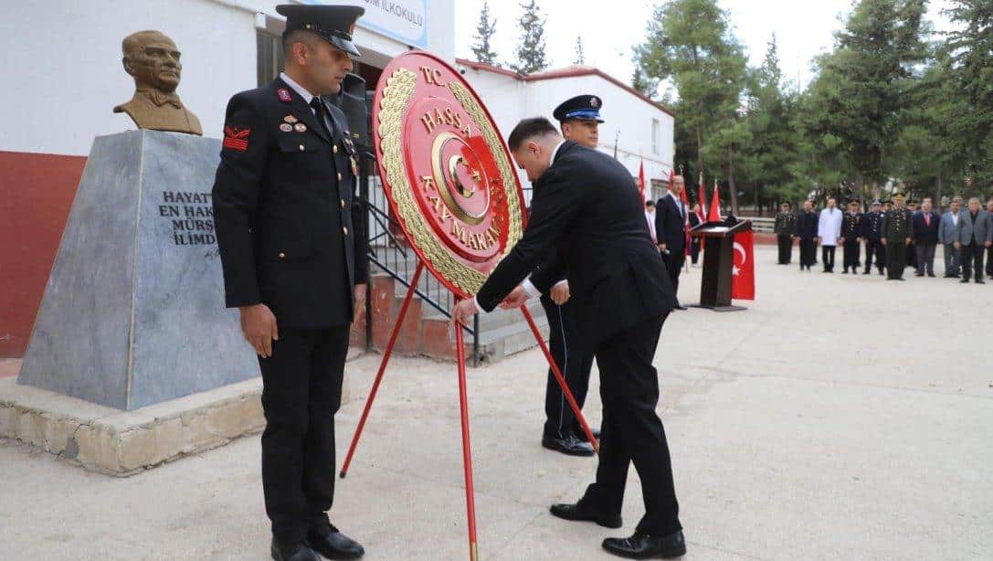 İLCEMİZDE 10 KASIM ATATÜRK'Ü ANMA PROGRAMINDA ÇELENK SUNMA TÖRENİ YAPILDI.