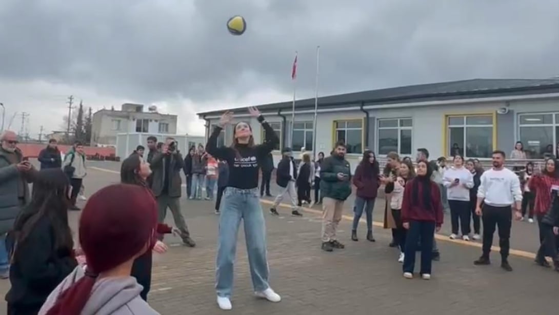 Kadın Milli Voleybol Takımımızın önemli oyuncularından Zehra GÜNEŞ ilçemize gelerek öğrencilerle voleybol oynadı.