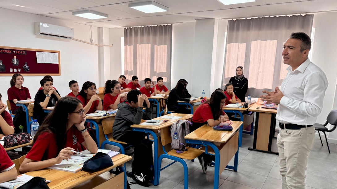 İlçemiz Derviş Paşa Ortaokulu'nda öğrencilerimiz MEBİ tanıtım videolarını izlediler. Ardından Şube Müdürümüz Kadir Uzun tarafından öğrencilere bilgilendirme yapıldı.